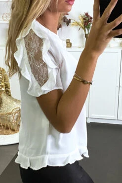 Blouse Blanche Avec Boutons Au Dos Et Dentelle Et Volant Aux Manches -Default Template 5 blouse blanche avec boutons au dos et dentelle et volant aux manches 2