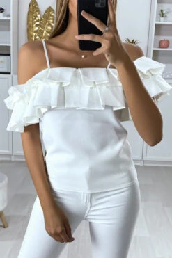 Default Template 5 -Default Template 5 blouse blanche col bateau avec volant en forme de plis 1