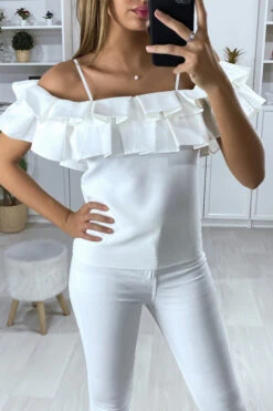 Blouse Blanche Col Bateau Avec Volant En Forme De Plis
