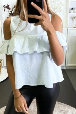 Blouse Bleue Claire à Volant Et épaules Dénudées Effet Bouffant. -Default Template 5 blouse bleue claire a volant et epaules denudees effet bouffant 1