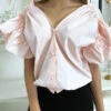Blouse Chemise Rose Boutonnés à L'avant Avec Volant Aux Manches Et Fronce Aux épaules -Default Template 5 blouse chemise rose boutonnes a l avant avec volant aux manches et fronce aux epaules