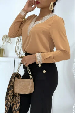 Blouse Col V Camel Avec Dentelle Au Col Et Aux Manches. Blouse Femme -Default Template 5 blouse col v camel avec dentelle au col et aux manches blouse femme 2