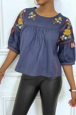 Blouse D'été Marine Avec Détails/fleurs Brodés Et Pompons, à Manches Mi-longues Et Col Rond -Default Template 5 blouse d ete marine avec detailsfleurs brodes et pompons a manches mi longues et col rond 1