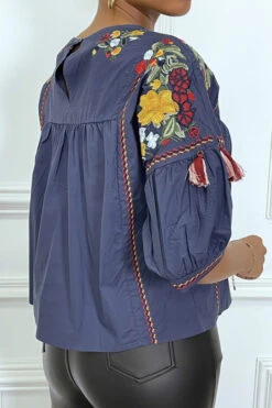 Blouse D'été Marine Avec Détails/fleurs Brodés Et Pompons, à Manches Mi-longues Et Col Rond -Default Template 5 blouse d ete marine avec detailsfleurs brodes et pompons a manches mi longues et col rond 2