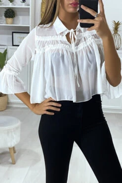 Blouse En Crêpe Blanche Avec Fronce à L'avant Et Volant Aux Manches