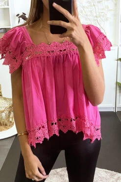 Default Template 5 -Default Template 5 blouse fuchsia a col bardot et detail crochet 1
