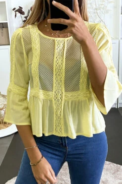 Blouse Jaune à Dentelle Sur Le Devant Et Volants. -Default Template 5 blouse jaune a dentelle sur le devant et volants 2