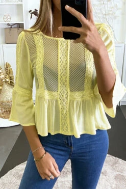 Blouse Jaune à Dentelle Sur Le Devant Et Volants.