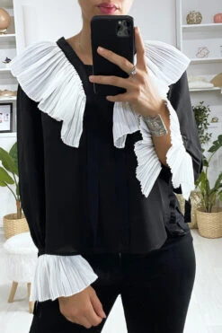 Blouse Noir Avec Plissé Au Col Et Aux Manches En Blanc
