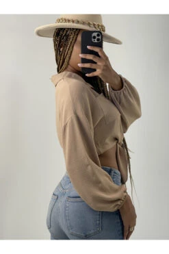 Chemise Cropée Taupe à Nouer à Manches Longues Bouffantes -Default Template 5 chemise cropee taupe a nouer a manches longues bouffantes 3