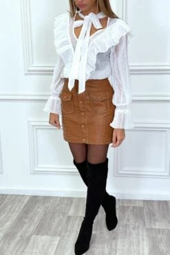 Chemisier Blanc En Voile à Plumetis, Volants, Et Col Lavallière -Default Template 5 chemisier blanc en voile a plumetis volants et col lavalliere 3