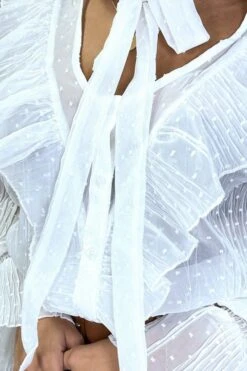 Chemisier Blanc En Voile à Plumetis, Volants, Et Col Lavallière -Default Template 5 chemisier blanc en voile a plumetis volants et col lavalliere 6