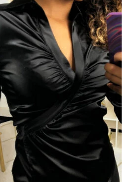 Chemisier Noir Satiné Style Cache-coeur. F21 -Default Template 5 chemisier noir satine style cache coeur f21 2