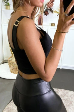 Crop Top Noir à Gros Zip Doré Et Simili Au Col. -Default Template 5 crop top noir a gros zip dore et simili au col 3