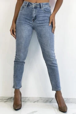 Jean Bleu Clair Taille Haute Effet Boyfriend Cintré à La Taille Avec Poches Arrières -Default Template 5 jean bleu clair taille haute effet boyfriend cintre a la taille avec poches arrieres 1