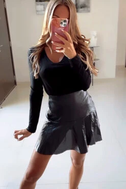 Mini Jupe Patineuse Noir évasé En Simili Avec Fermeture Au Dos